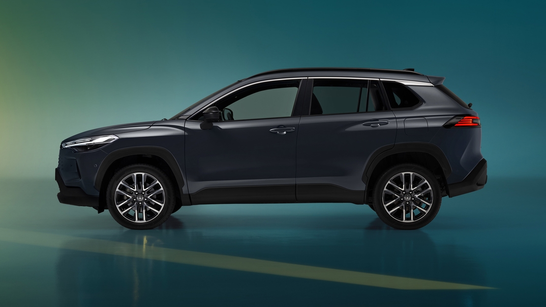 Toyota-Corolla-Cross-linker-zijaanzicht-stilstaand-exterieur