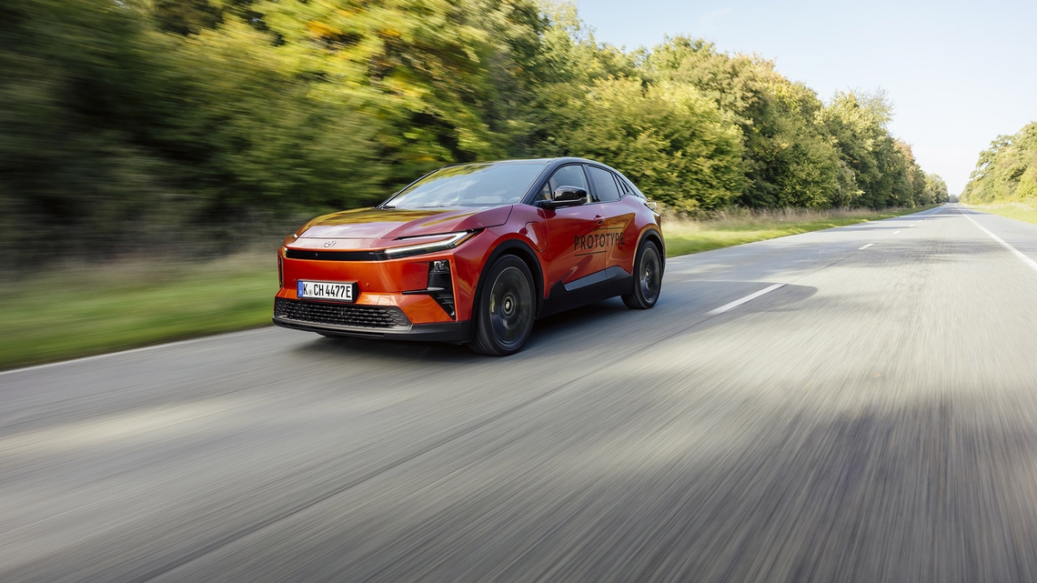 toyota-c-hr-plus-2026-exterieur-voorkant-schuin-dynamisch