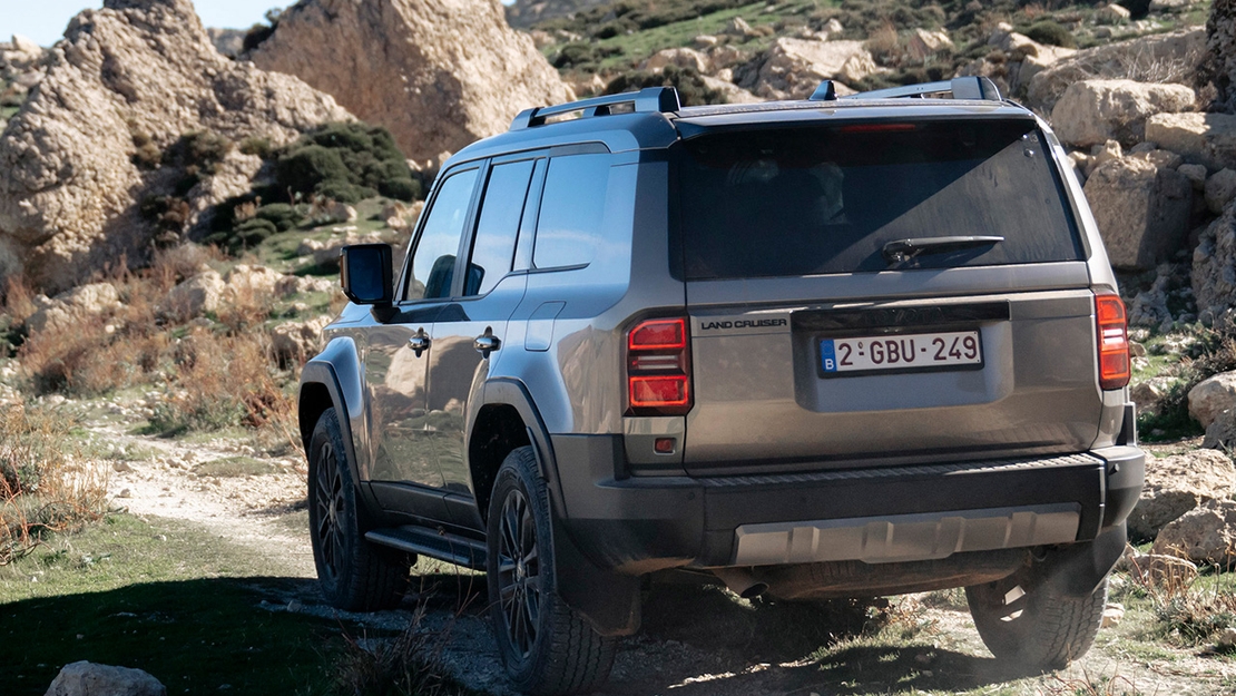 Toyota-Land-Cruiser-exterieur-achterkant-rijdend-offroad