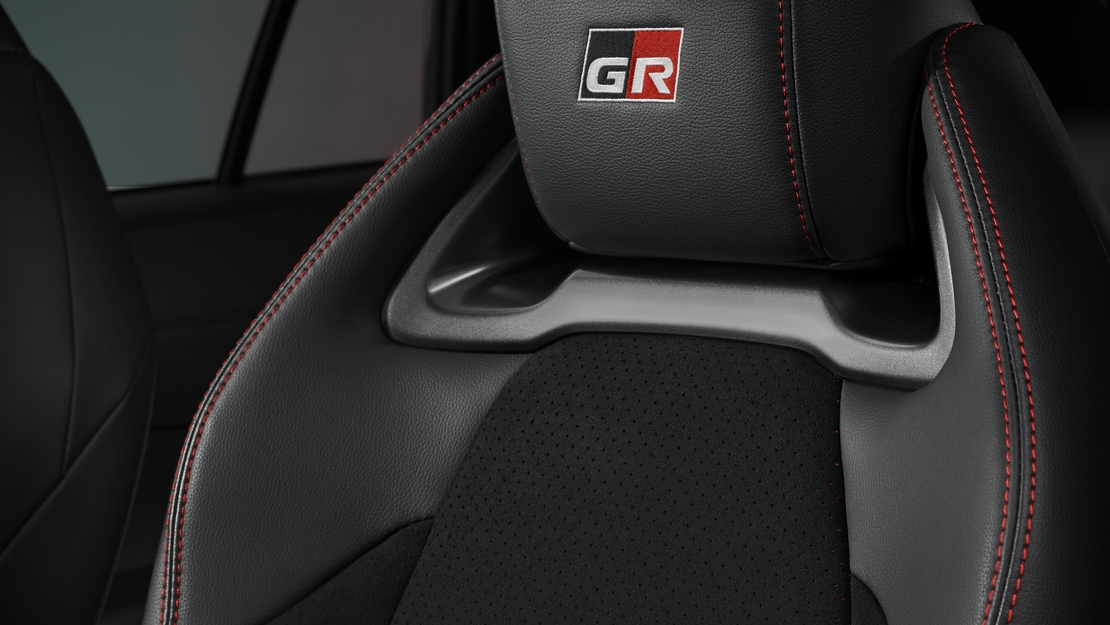 Toyota-Corolla-Cross-interieur-stoelen-logo