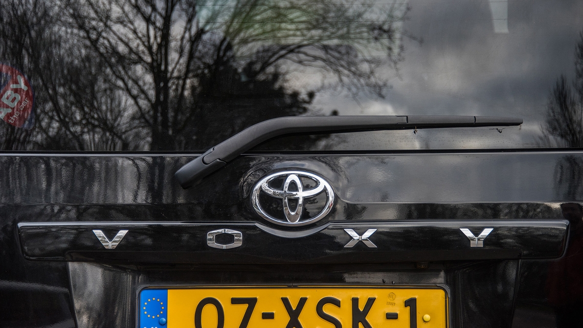 Toyota-exterieur-Voxy-DavidMan-logo-voorkant
