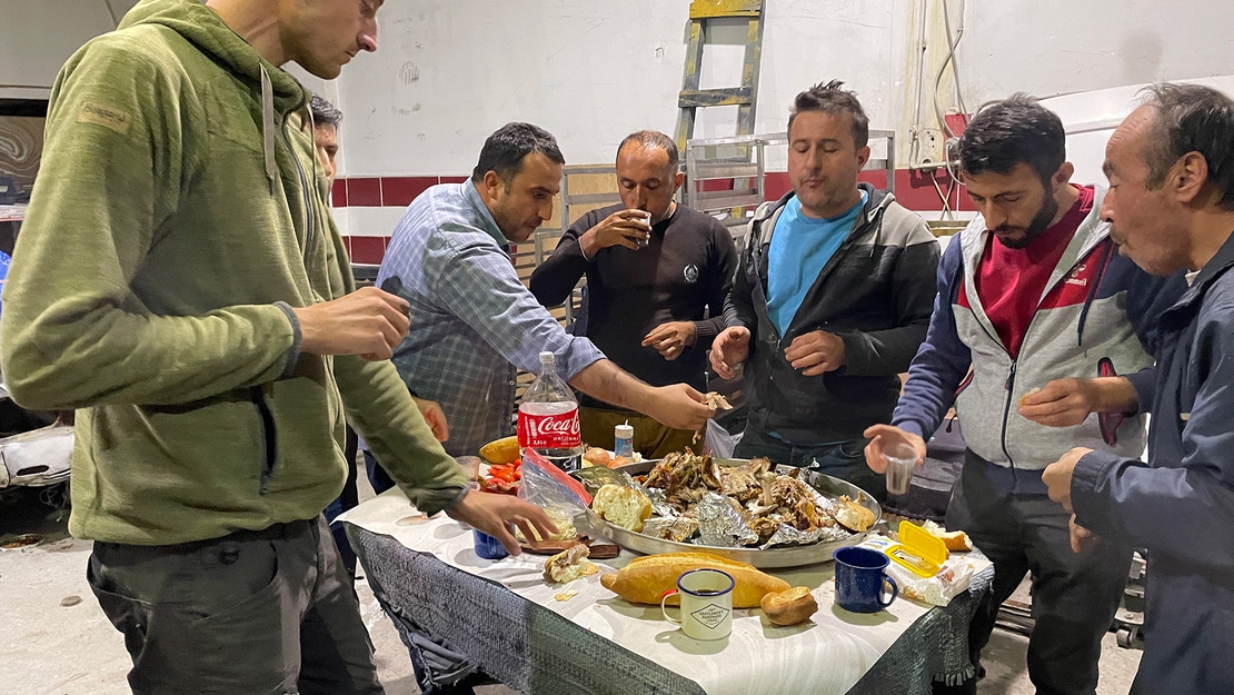 Bart-en-Annelouc-garage-samen-eten-en-drinken-met-automonteurs.jpg