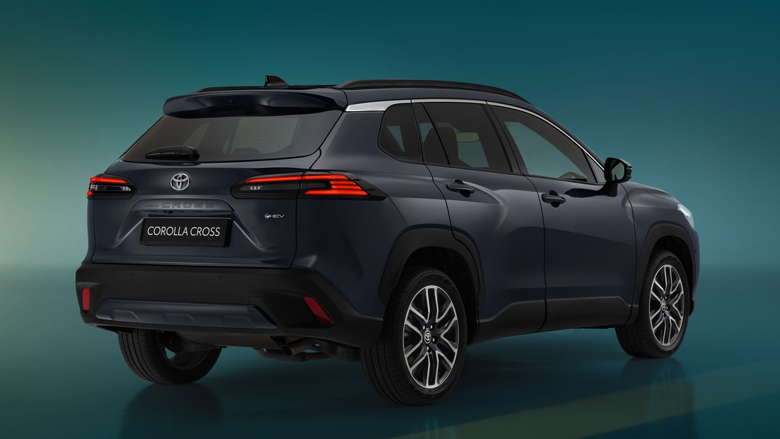 Toyota-Corolla-Cross-achter-zijaanzicht-stilstaand-exterieur