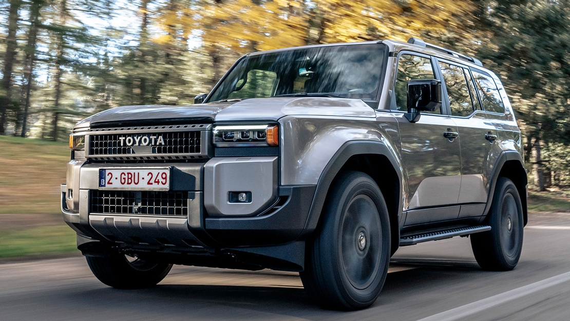 Toyota-Land-Cruiser-exterieur-rijdend-door-bossen