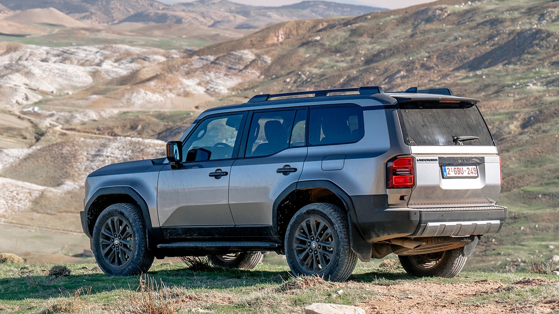Toyota-Land-Cruiser-exterieur-offroad-op-bergen