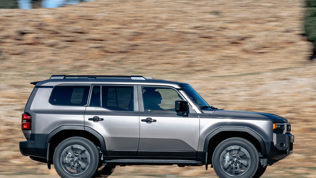 Toyota-Land-Cruiser-exterieur-zijkant-rijdend